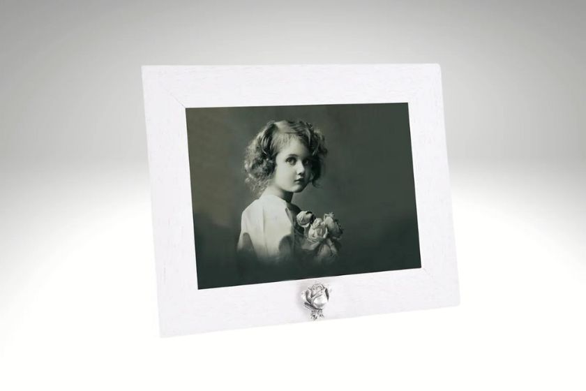 images/homepage/Fotolijst met wit kader + Roos mini urn in zilverkleur.jpg